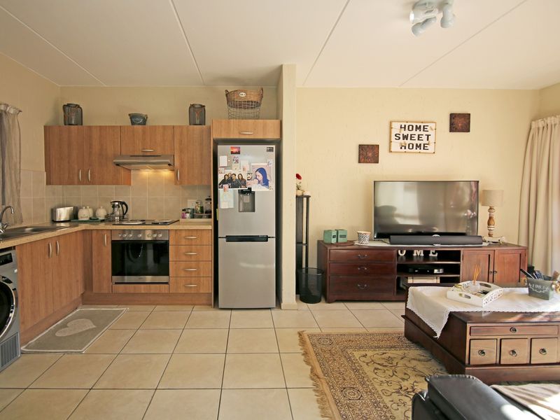 1 Bedroom 1 Bathroom Second floor apartment available in Douglasgate, Douglasdale - Photo 2
