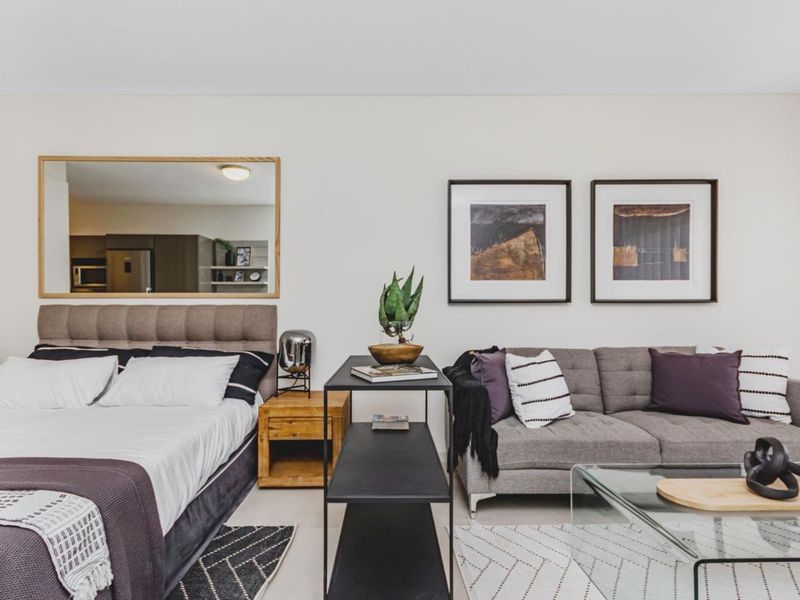 Ultra Modern and Spacious 1 Bedroom 1 Bathroom Apartment - Photo 7