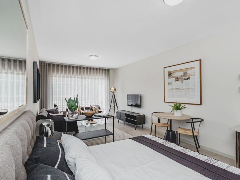 Ultra Modern and Spacious 1 Bedroom 1 Bathroom Apartment - Photo 2