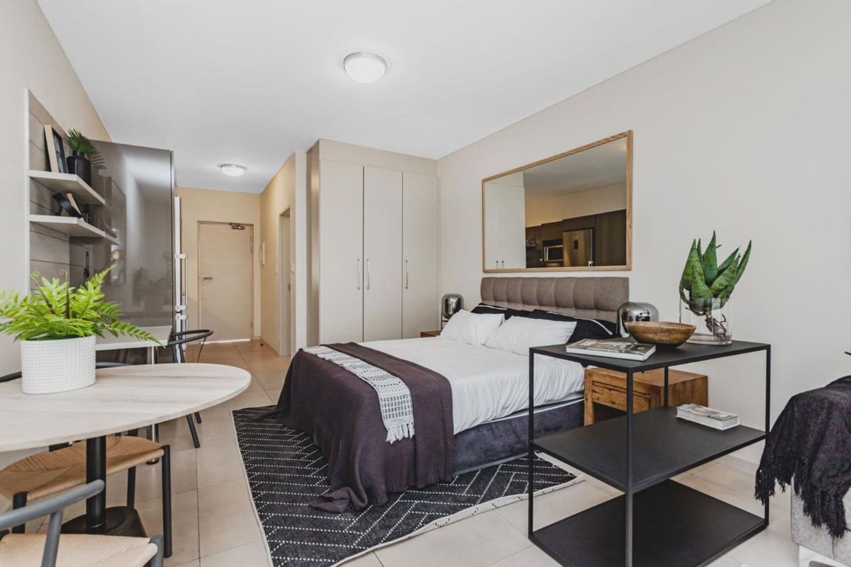 Ultra Modern and Spacious 1 Bedroom 1 Bathroom Apartment - Photo 4