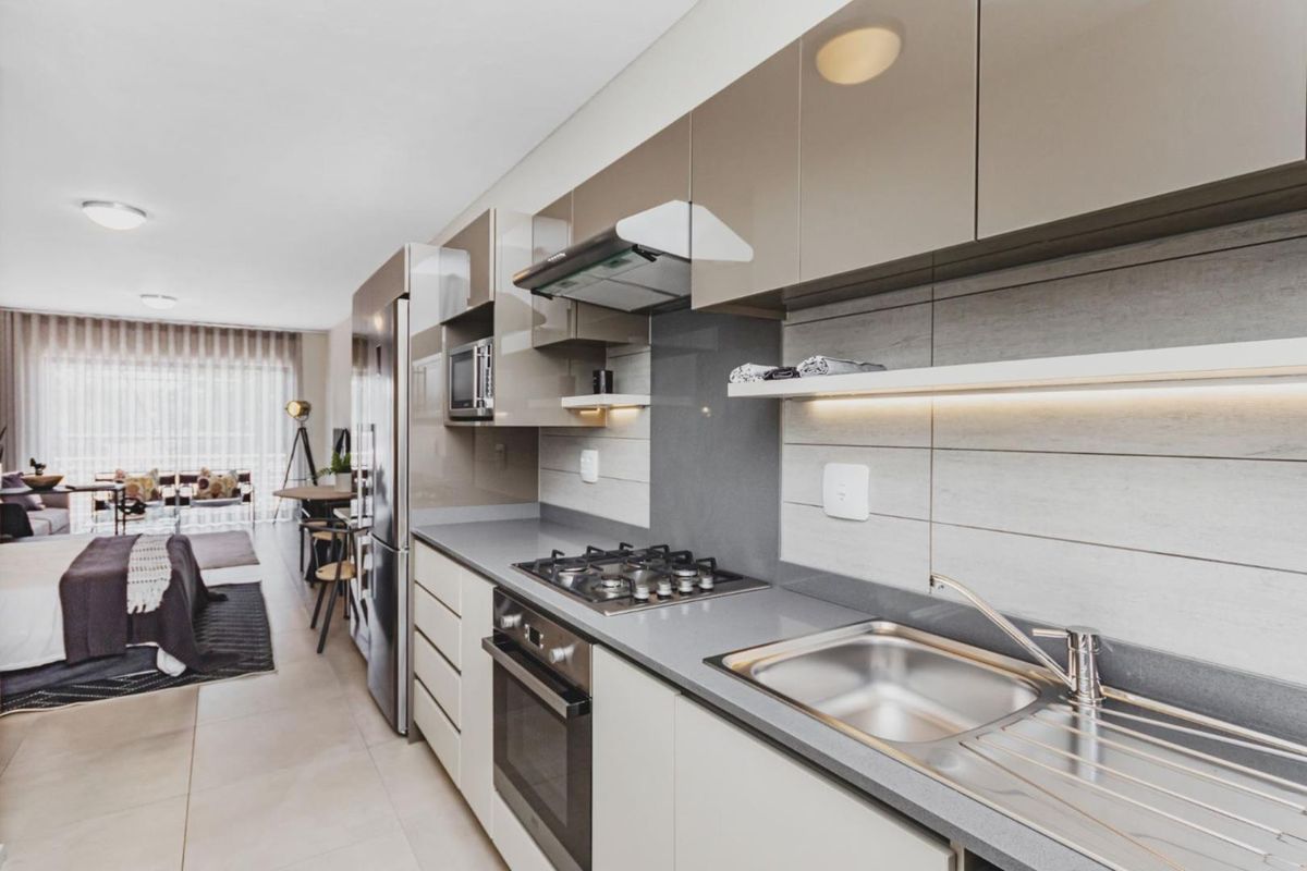 Ultra Modern and Spacious 1 Bedroom 1 Bathroom Apartment - Photo 2