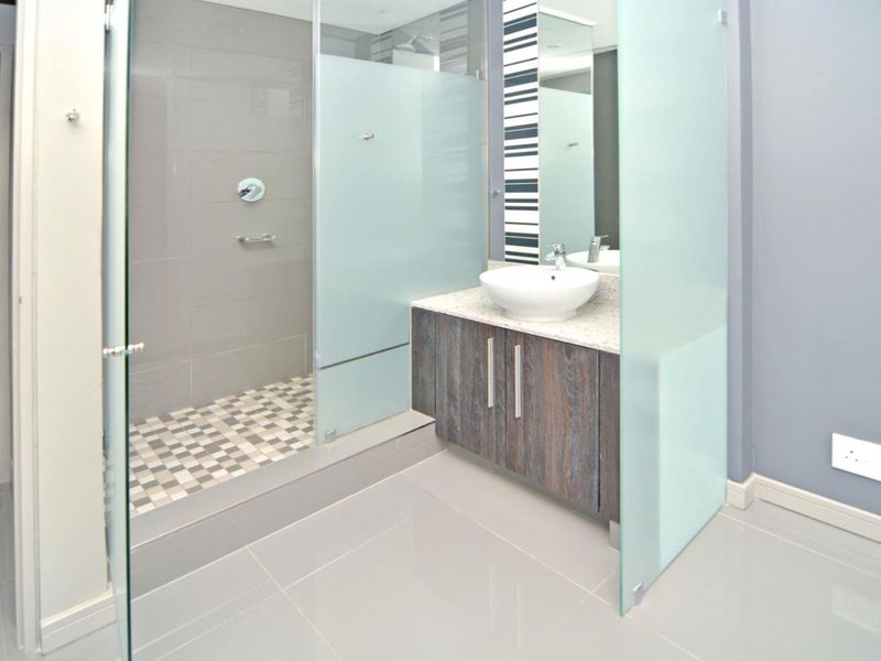 Situated in the Heart of Rosebank 2 Bedroom 2 Bathroom Apartment - Photo 8