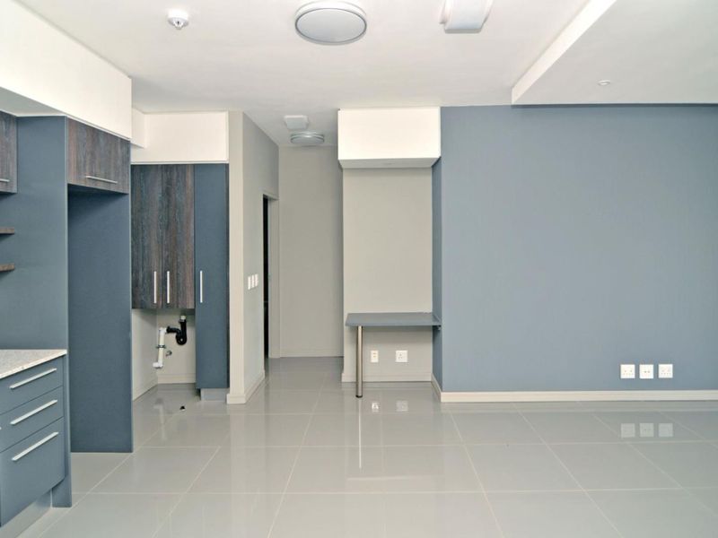 Situated in the Heart of Rosebank 2 Bedroom 2 Bathroom Apartment - Photo 4