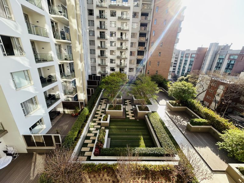 Cosmopolitan Lifestyle - 2 Bedroom 2 Bathroom Apartment - Photo 7