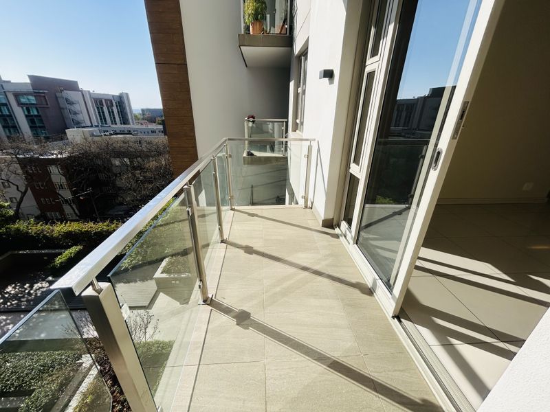 Cosmopolitan Lifestyle - 2 Bedroom 2 Bathroom Apartment - Photo 6