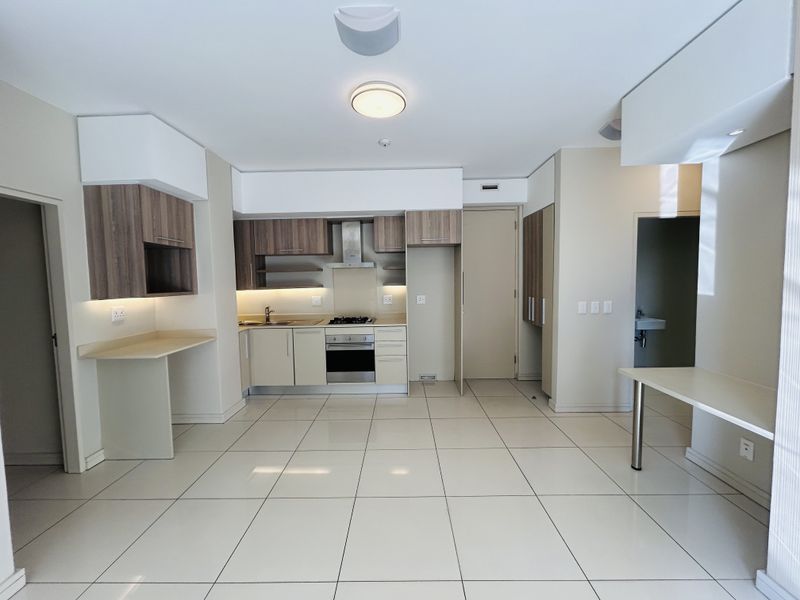 Cosmopolitan Lifestyle - 2 Bedroom 2 Bathroom Apartment - Photo 5