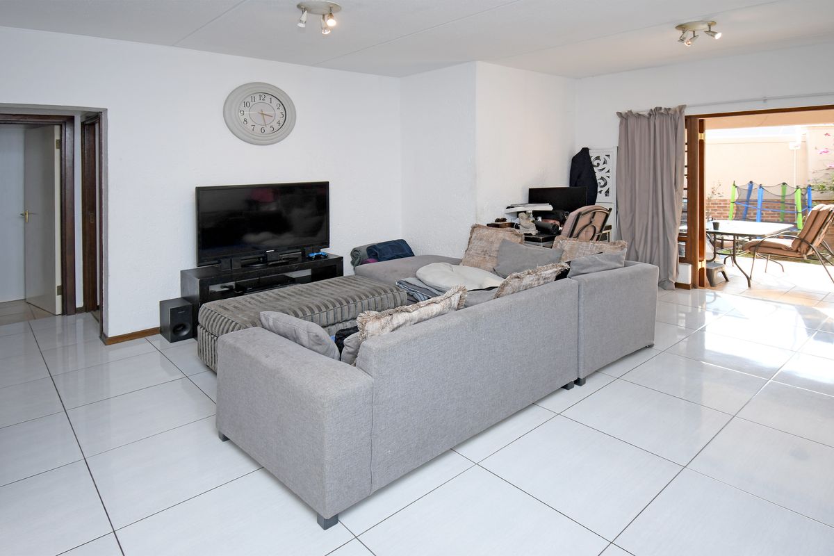 Delightful 2 bed 2 bath ground floor apartment in Lone Hill - Photo 3