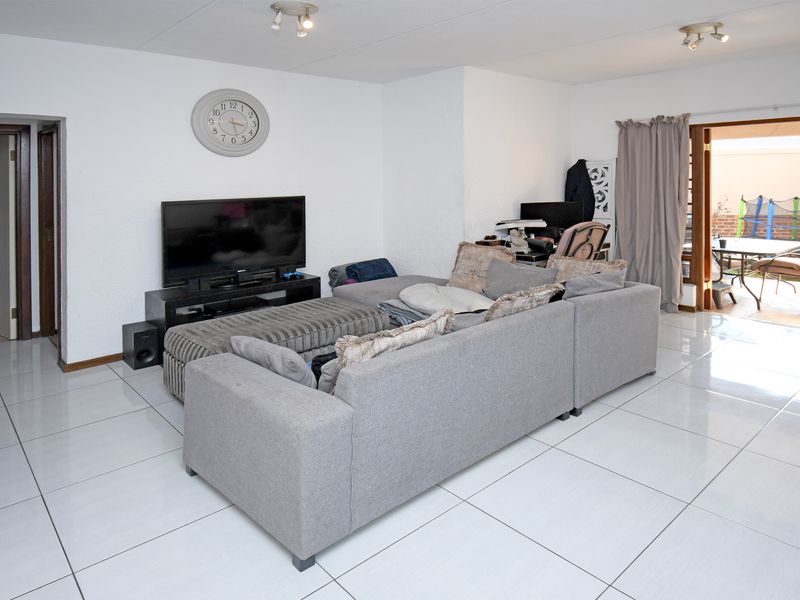 Delightful 2 bed 2 bath ground floor apartment in Lone Hill - Photo 3