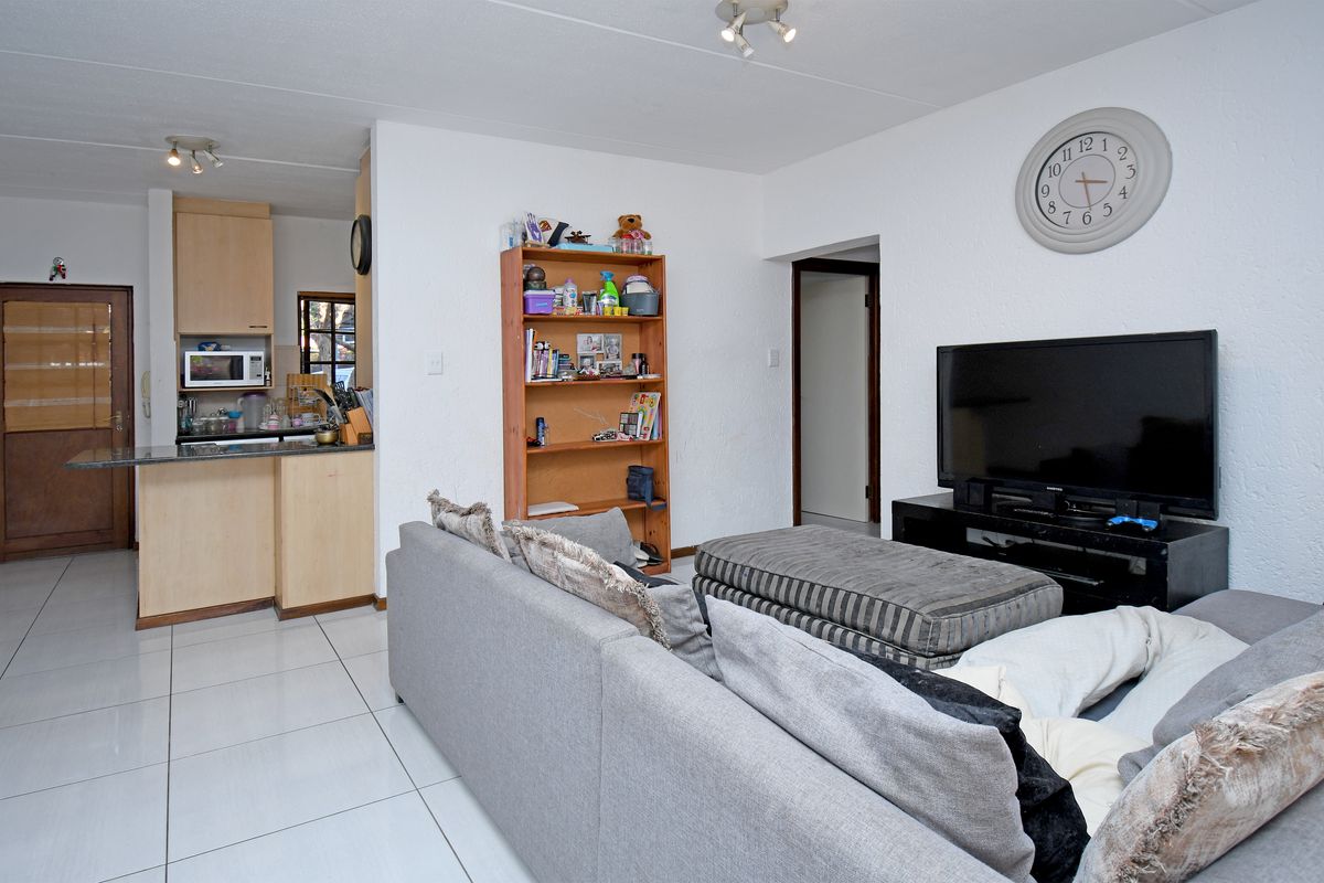 Delightful 2 bed 2 bath ground floor apartment in Lone Hill - Photo 2