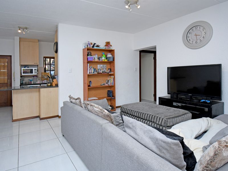 Delightful 2 bed 2 bath ground floor apartment in Lone Hill - Photo 2