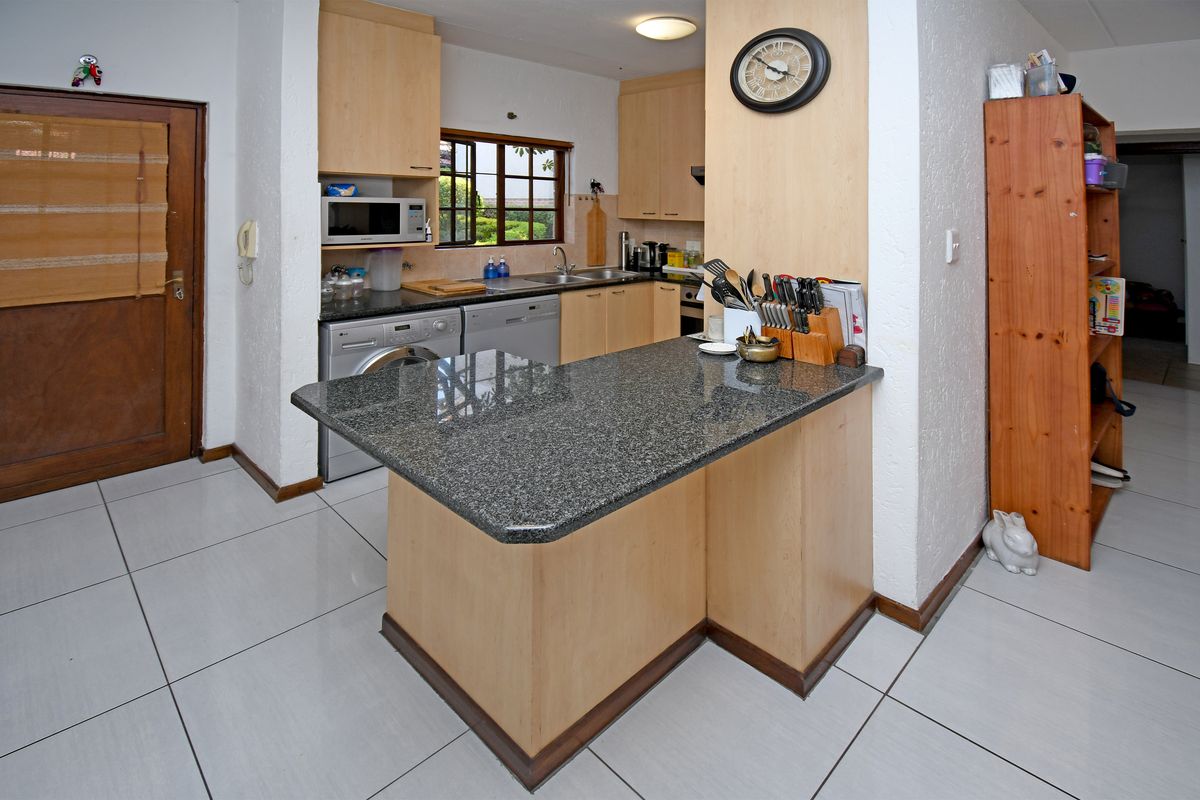 Delightful 2 bed 2 bath ground floor apartment in Lone Hill - Photo 4