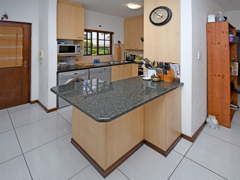 Delightful 2 bed 2 bath ground floor apartment in Lone Hill - Photo 4