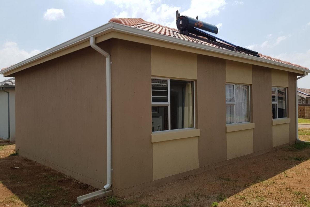 Simple and classic 3 bedroom 1 bathroom house in a great location - Photo 4