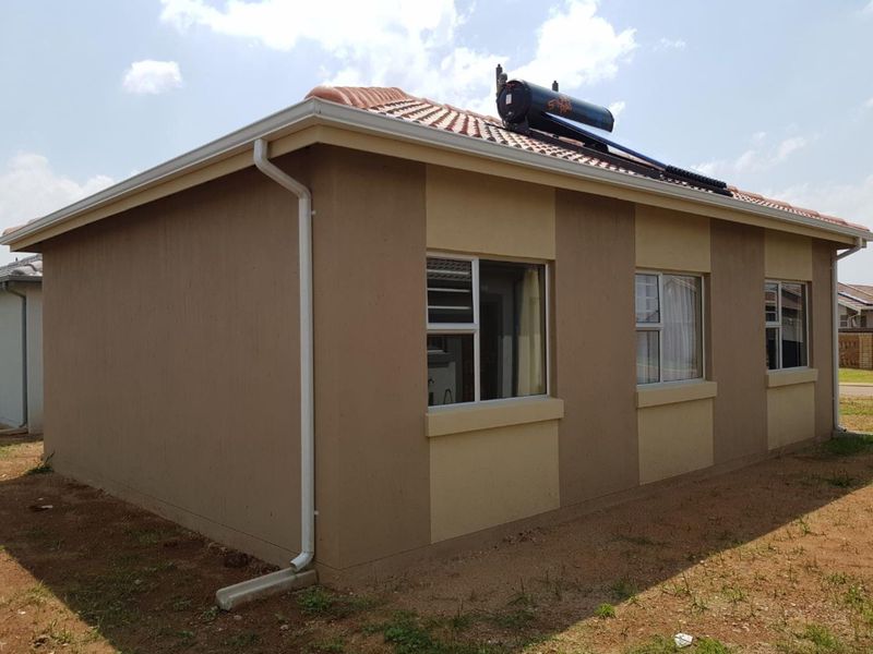 Simple and classic 3 bedroom 1 bathroom house in a great location - Photo 4