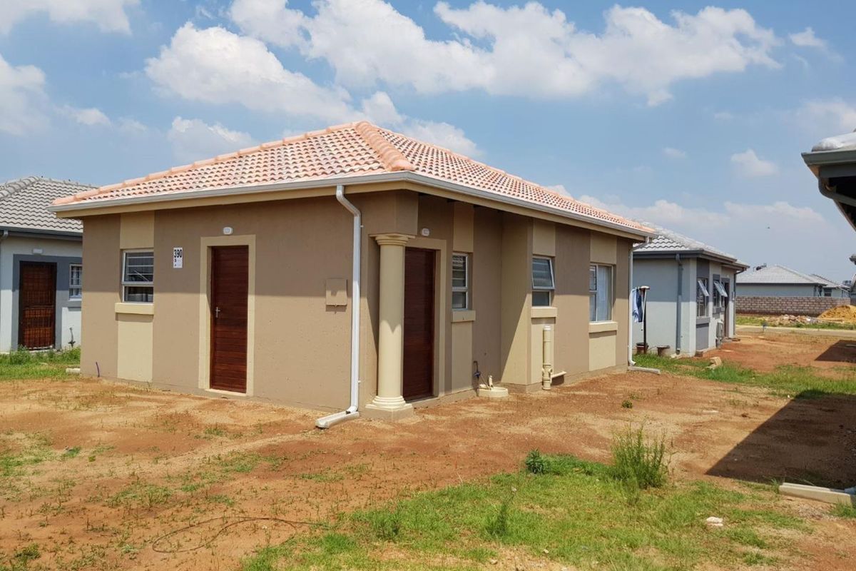 Simple and classic 3 bedroom 1 bathroom house in a great location - Photo 2