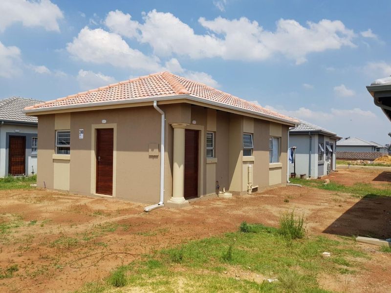 Simple and classic 3 bedroom 1 bathroom house in a great location - Photo 2