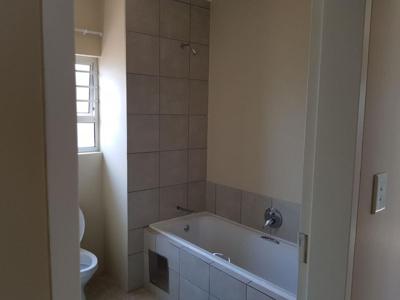 Simple and classic 3 bedroom 1 bathroom house in a great location - Photo 8