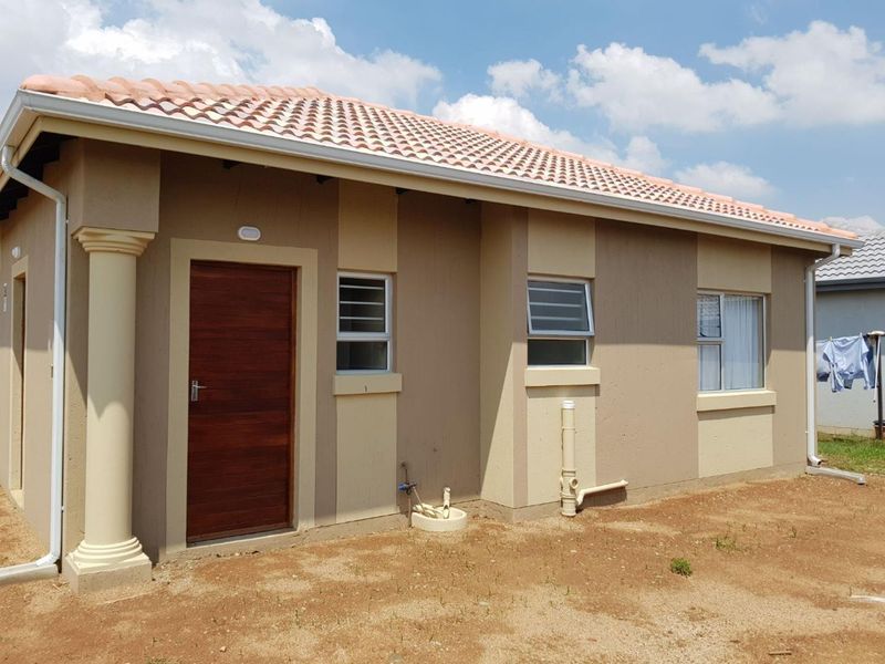 Simple and classic 3 bedroom 1 bathroom house in a great location - Photo 1