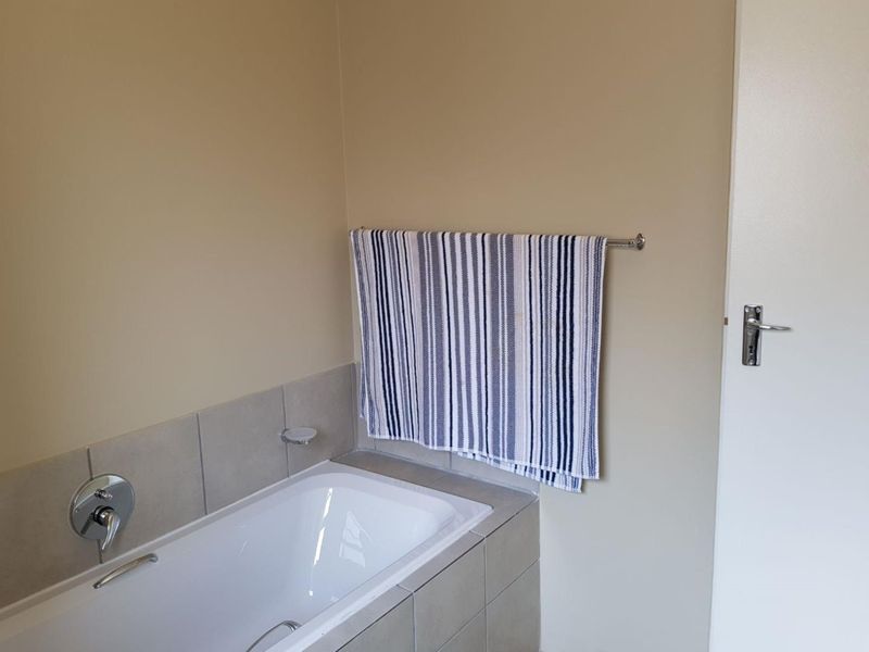 Simple and classic 3 bedroom 1 bathroom house in a great location - Photo 10