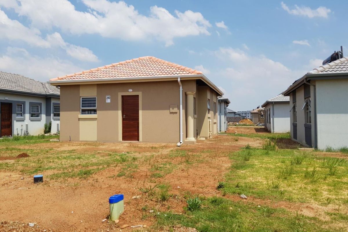 Simple and classic 3 bedroom 1 bathroom house in a great location - Photo 3