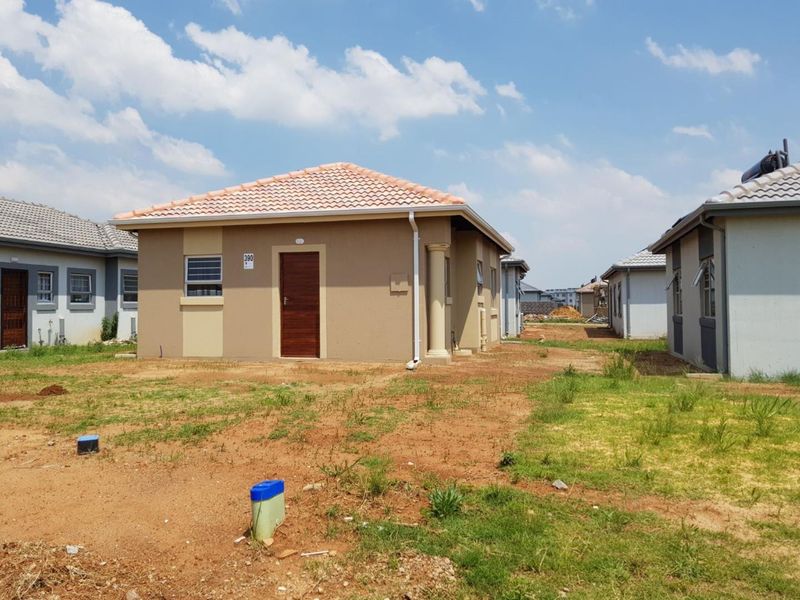 Simple and classic 3 bedroom 1 bathroom house in a great location - Photo 3