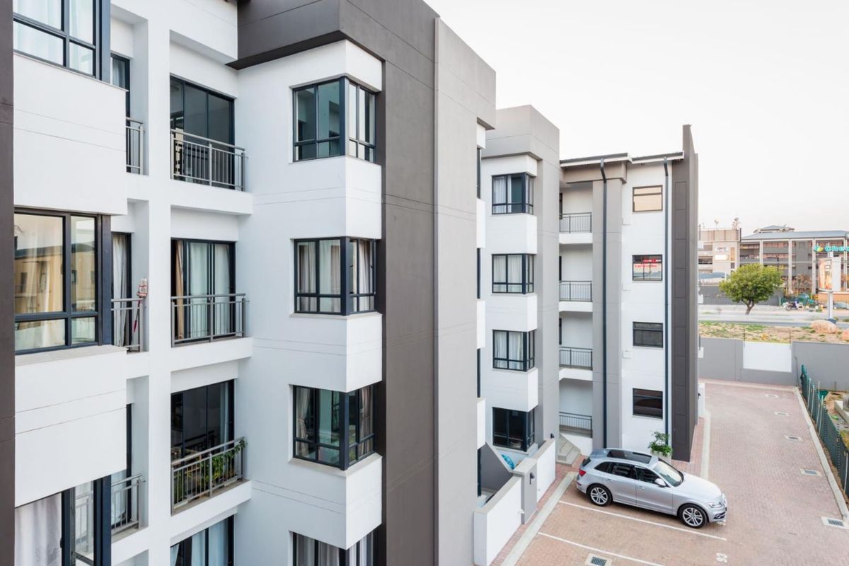 A Delightful 2 Bedroom 2 Bathroom Unit is Available. Great Investment. - Photo 2