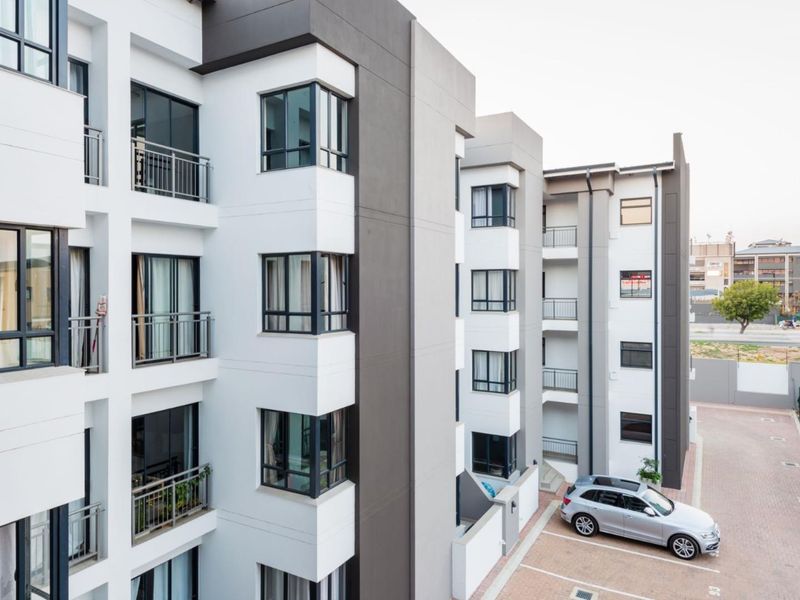 A Delightful 2 Bedroom 2 Bathroom Unit is Available. Great Investment. - Photo 2
