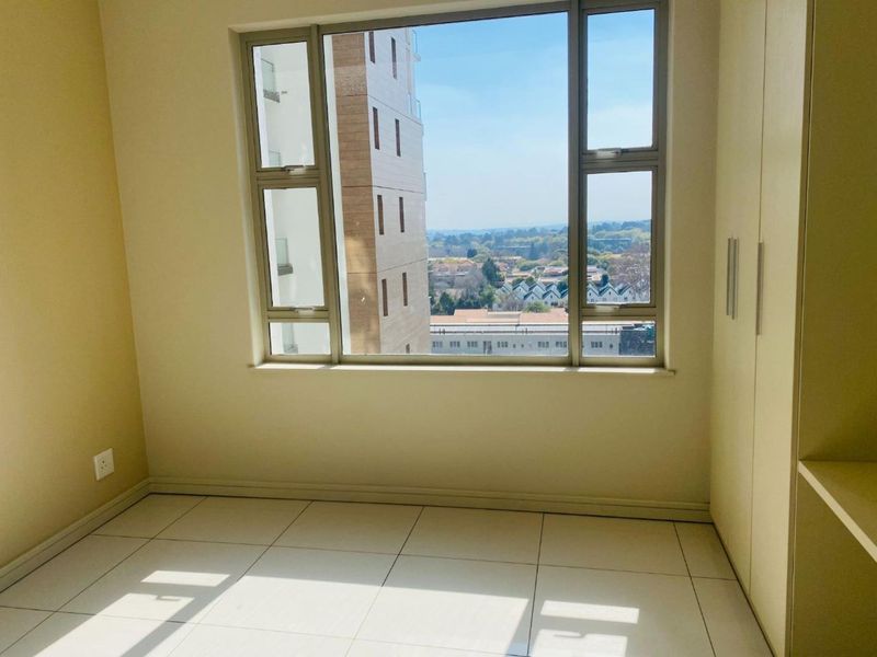 Gorgeous, pet friendly, 2 bedroom, 2  bathroom apartment  - no load shedding/ power outages. - Photo 10