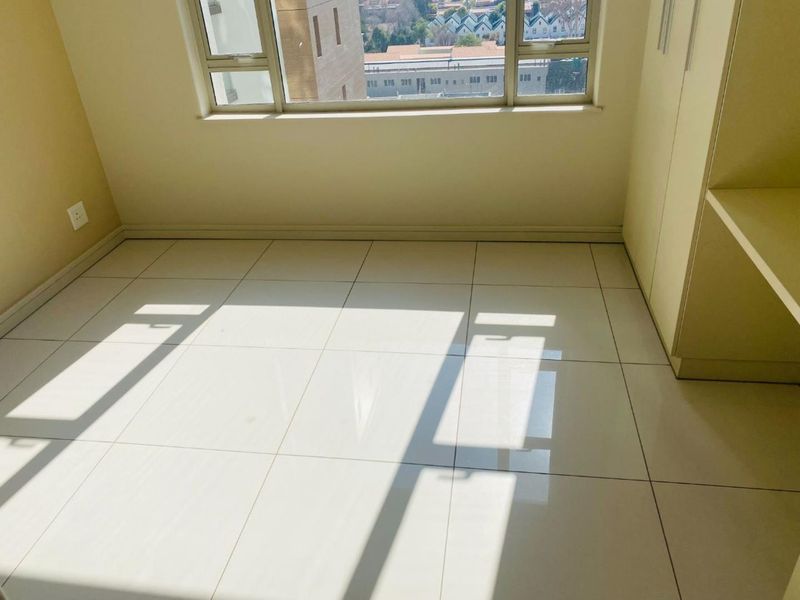 Gorgeous, pet friendly, 2 bedroom, 2  bathroom apartment  - no load shedding/ power outages. - Photo 9