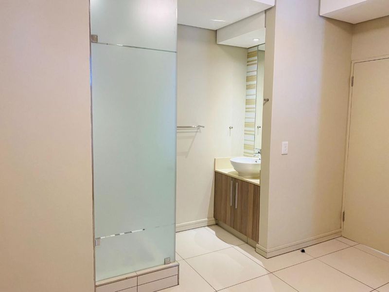 Gorgeous, pet friendly, 2 bedroom, 2  bathroom apartment  - no load shedding/ power outages. - Photo 8