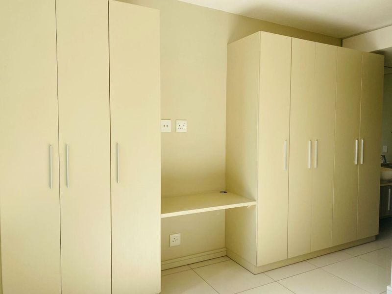 Gorgeous, pet friendly, 2 bedroom, 2  bathroom apartment  - no load shedding/ power outages. - Photo 7