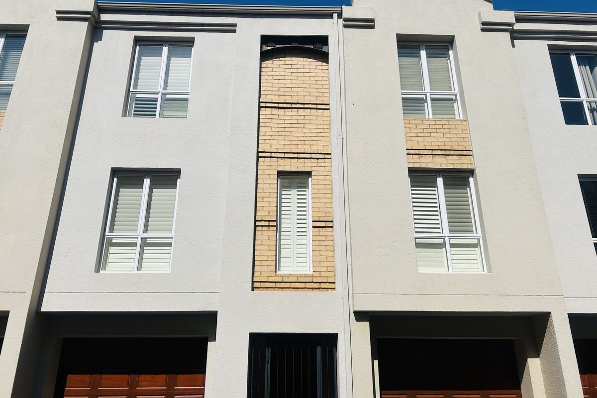 Exquisite, 2 Bedrooms, 2.5 Bathroom Duplex with a Courtyard and 2 Private Garages - Photo 4