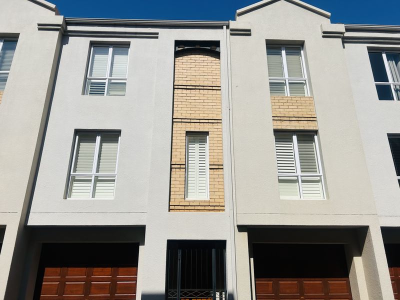 Exquisite, 2 Bedrooms, 2.5 Bathroom Duplex with a Courtyard and 2 Private Garages - Photo 4