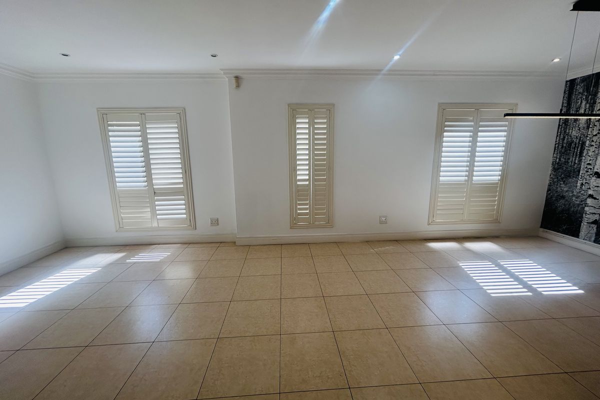 Exquisite, 2 Bedrooms, 2.5 Bathroom Duplex with a Courtyard and 2 Private Garages - Photo 5