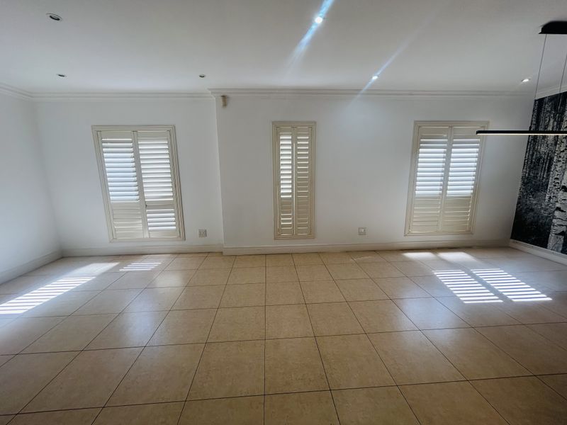 Exquisite, 2 Bedrooms, 2.5 Bathroom Duplex with a Courtyard and 2 Private Garages - Photo 5