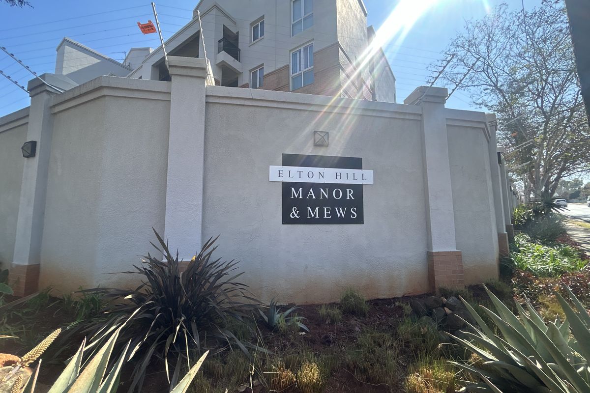 Exquisite, 2 Bedrooms, 2.5 Bathroom Duplex with a Courtyard and 2 Private Garages - Photo 3