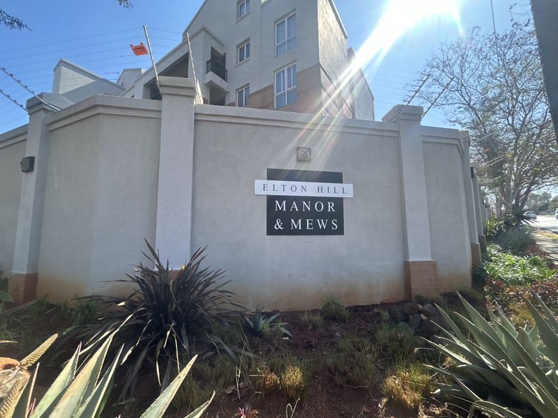 Exquisite, 2 Bedrooms, 2.5 Bathroom Duplex with a Courtyard and 2 Private Garages - Photo 3
