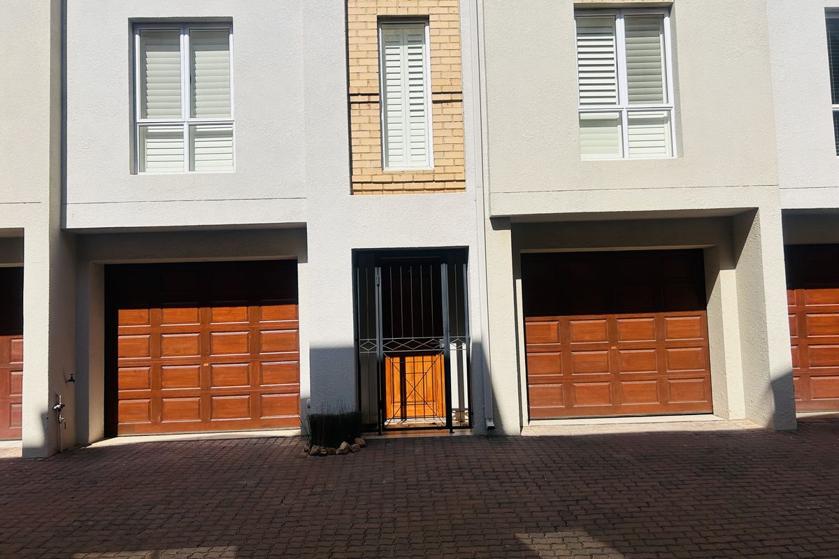 Exquisite, 2 Bedrooms, 2.5 Bathroom Duplex with a Courtyard and 2 Private Garages - Photo 2