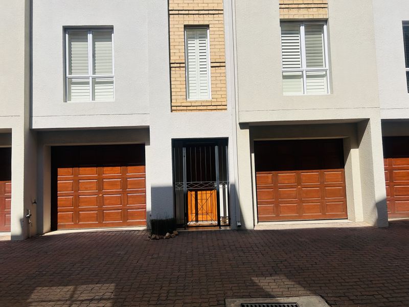 Exquisite, 2 Bedrooms, 2.5 Bathroom Duplex with a Courtyard and 2 Private Garages - Photo 2