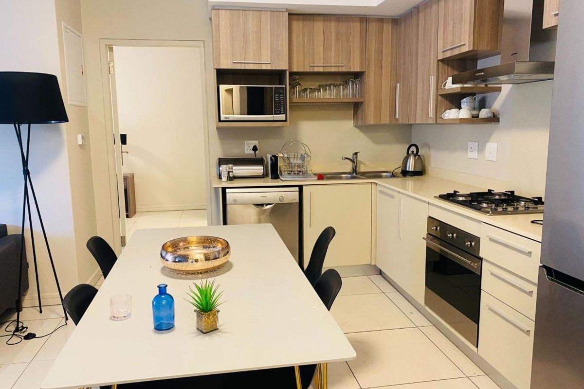 Fully furnished 2 bedroom, 2.5 bathroom with a Manhattan style view - Photo 2