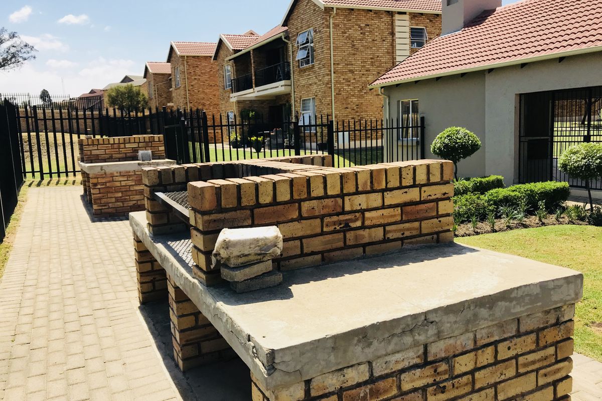 Sunny and spacious ground floor 2 bedroom apartment - Photo 2