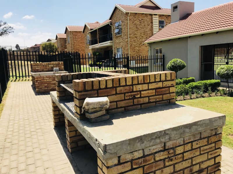 Sunny and spacious ground floor 2 bedroom apartment - Photo 2