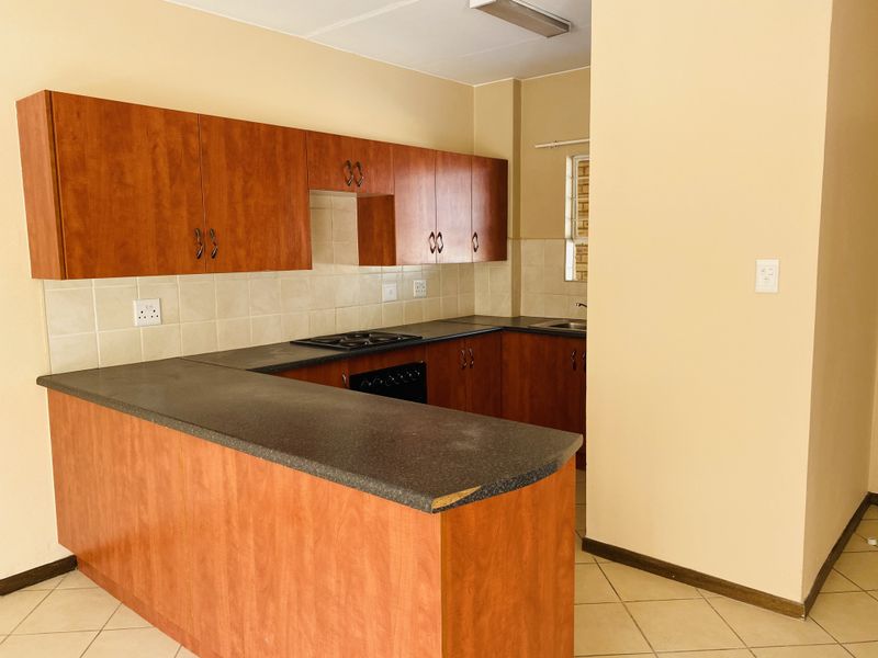 Sunny and spacious ground floor 2 bedroom apartment - Photo 10