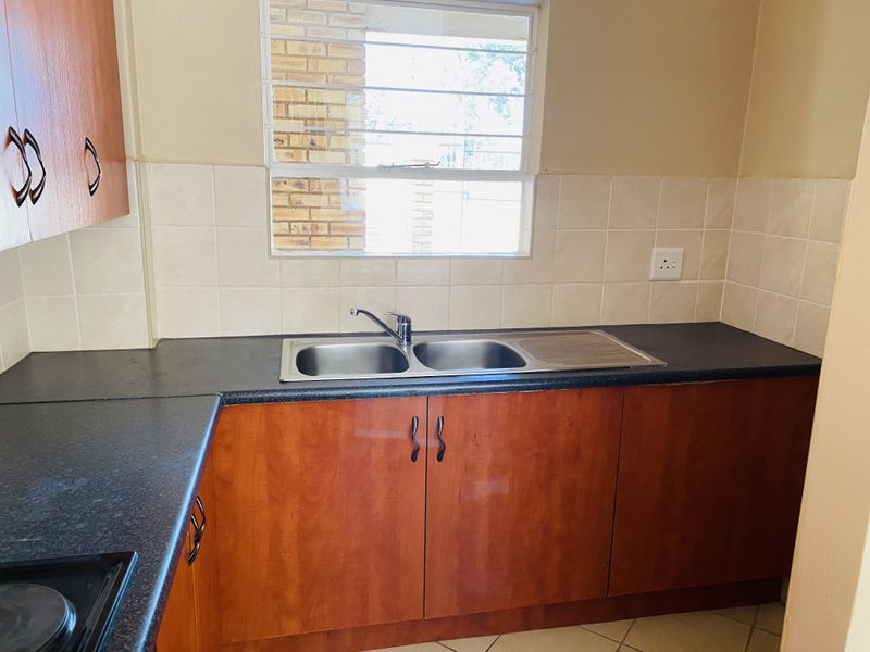 Sunny and spacious ground floor 2 bedroom apartment - Photo 8