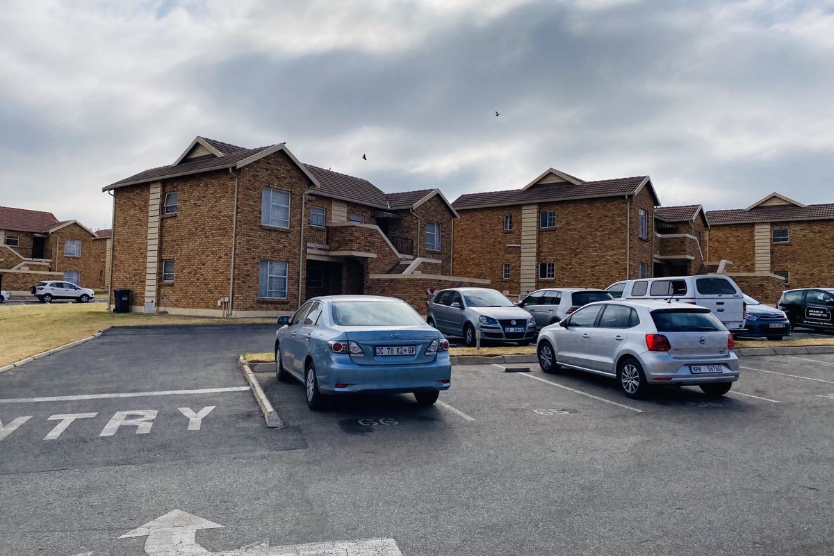 Sunny and spacious ground floor 2 bedroom apartment - Photo 4