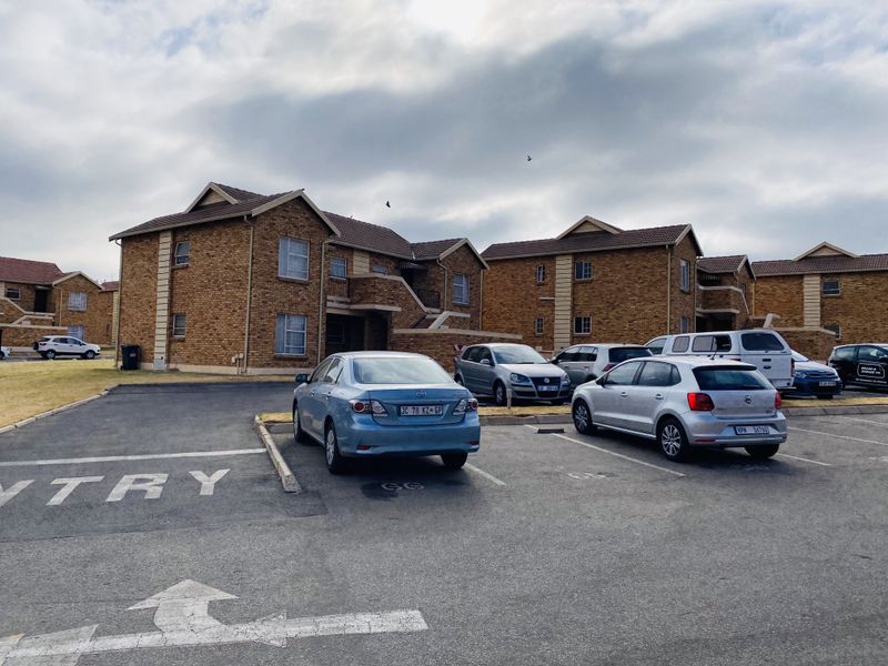 Sunny and spacious ground floor 2 bedroom apartment - Photo 4