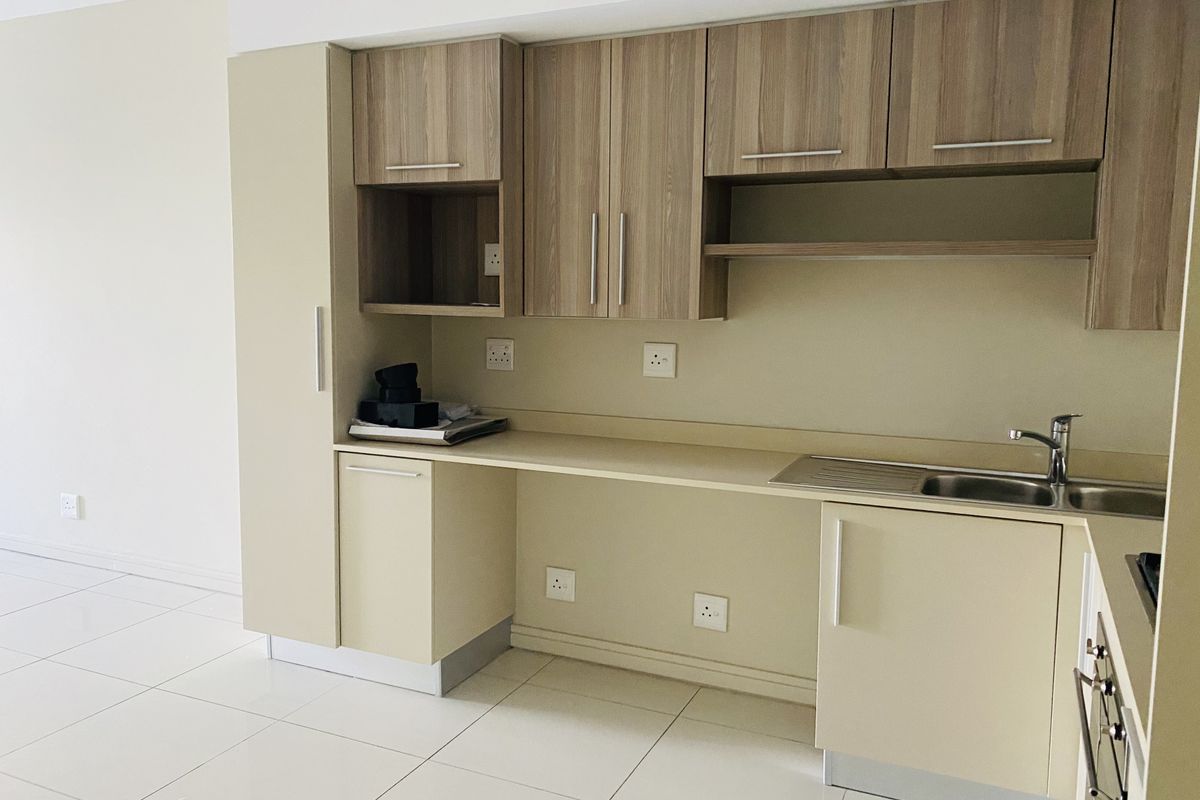 Spacious 2 bedroom 2 bathroom apartment in the heart of Rosebank - Photo 4