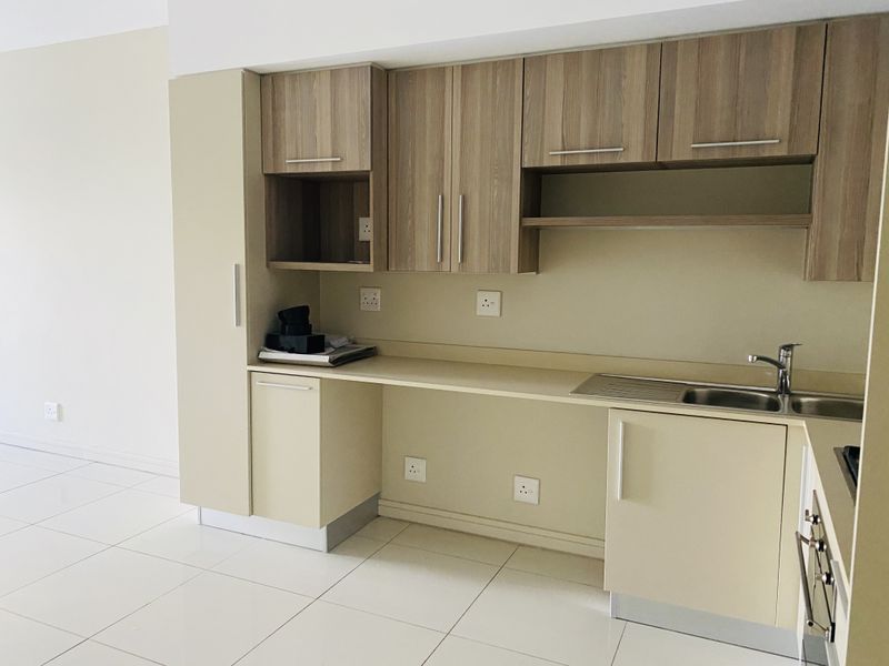 Spacious 2 bedroom 2 bathroom apartment in the heart of Rosebank - Photo 4
