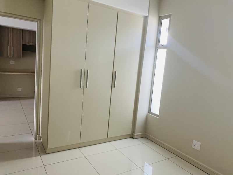 Spacious 2 bedroom 2 bathroom apartment in the heart of Rosebank - Photo 10