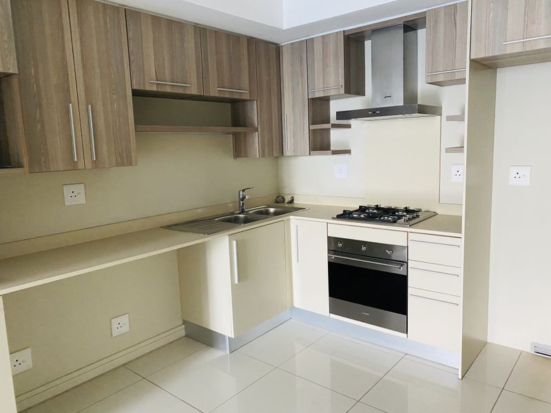 Spacious 2 bedroom 2 bathroom apartment in the heart of Rosebank - Photo 7